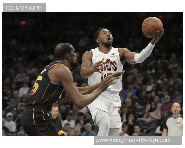 米切尔孤掌难鸣26投12中难救主空砍33分5篮板5助攻表现令人惋惜